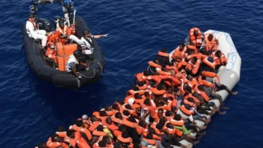 Mueren decenas de inmigrantes tras naufragio frente a Libia