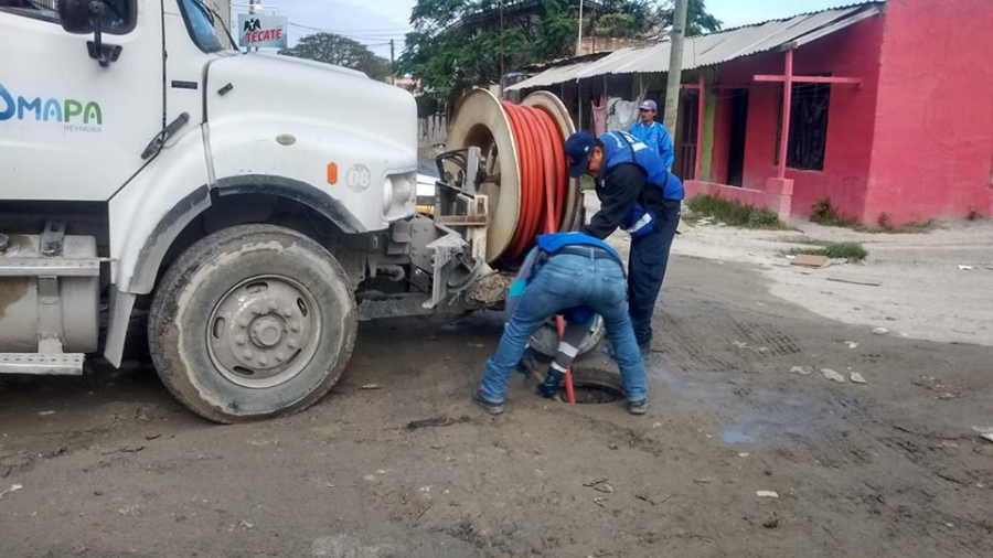 Comapa trabaja con equipo vactor