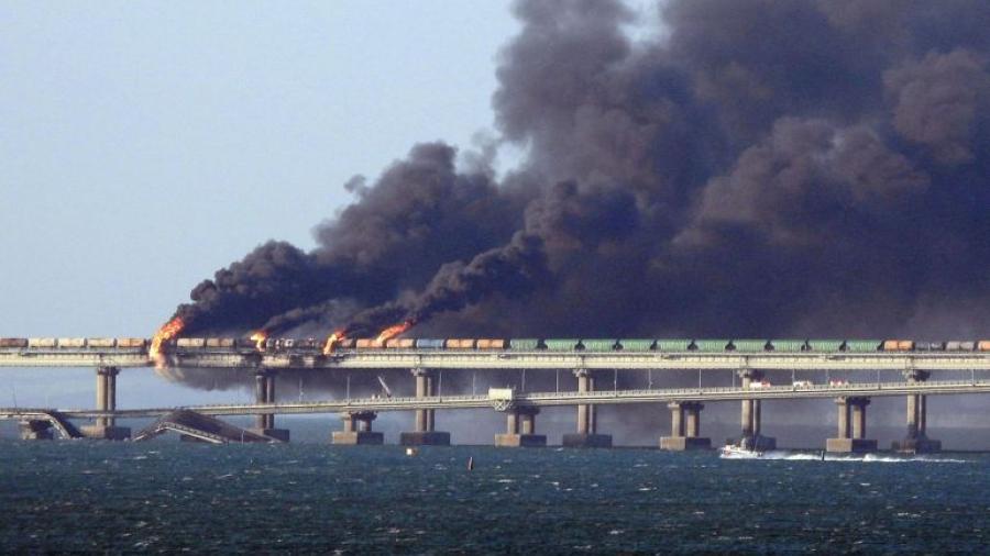 Explosión de un camión bomba paraliza estratégico puente de Crimea
