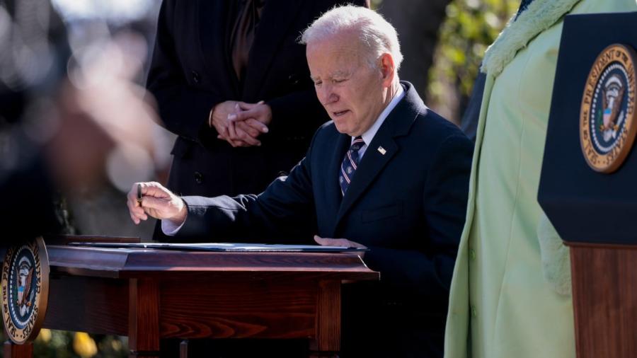 Biden firma una ley histórica que convierte los linchamientos en delito de odio