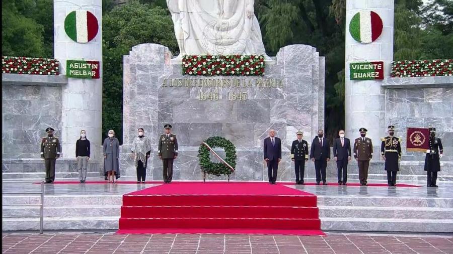 AMLO rinde guardia de honor a Niños Héroes