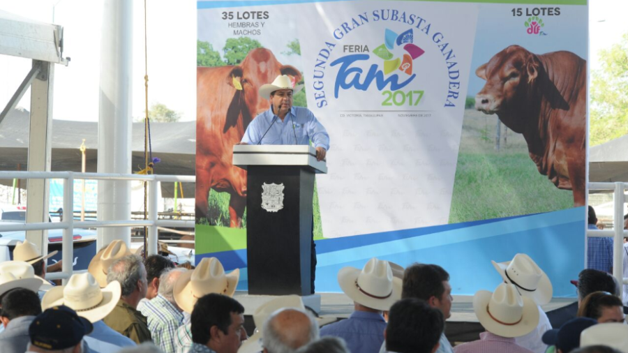 Realizan subasta Ganadera en beneficia a poblaci&oacute;n