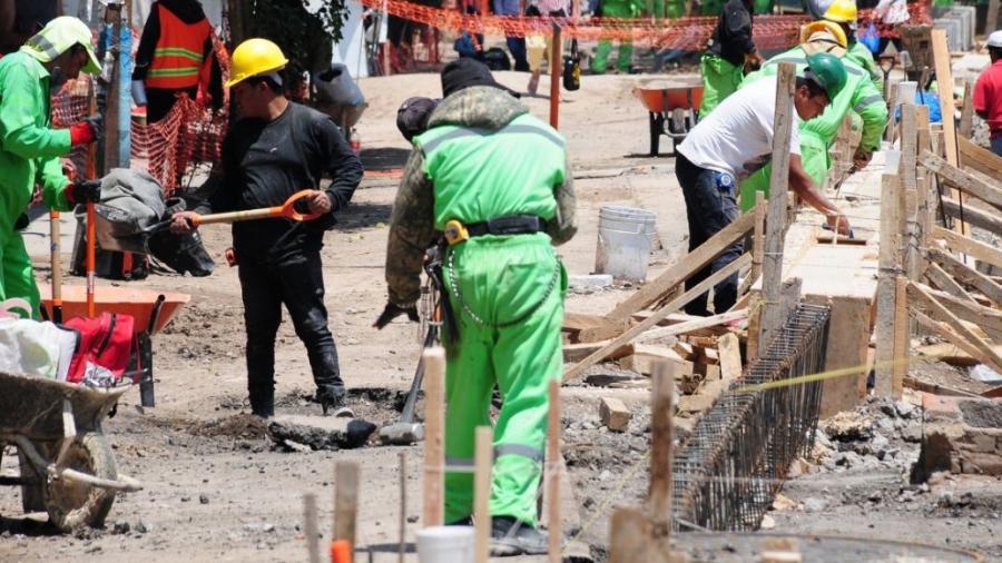 Albañil descubre que su papá es millonario y lo demanda