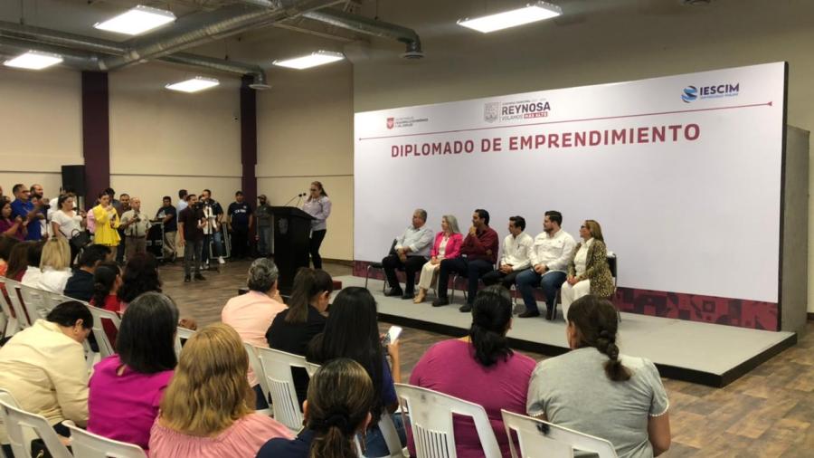 Otorgan becas de diplomado de emprendimiento a mujeres