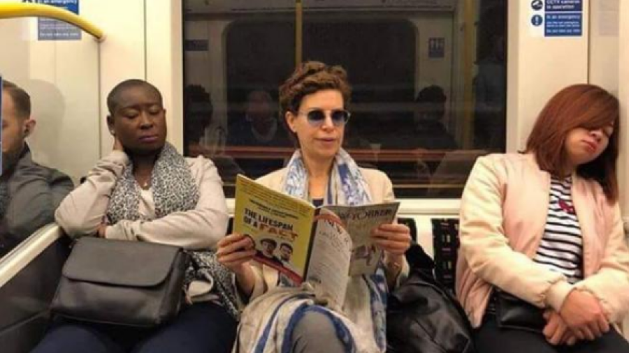 Karime Macías en el Metro de Londres