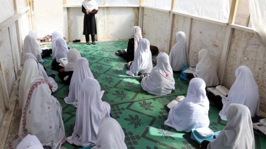 La ONU exige a talibanes reabrir las escuelas para todas las niñas