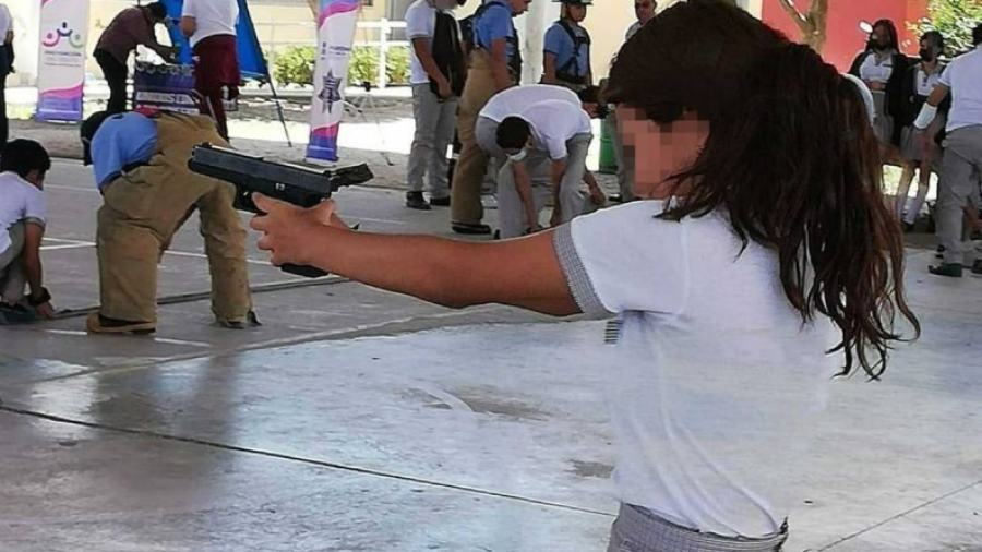 Alumnos de secundaria en Guanajuato reciben "orientación sobre el sistema de emergencia 911" con armas de fuego reales 