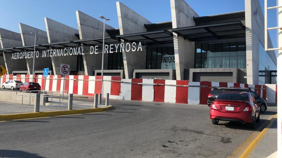 Pasajeros niegan protocolo especial ante COVID-19 en aeropuerto
