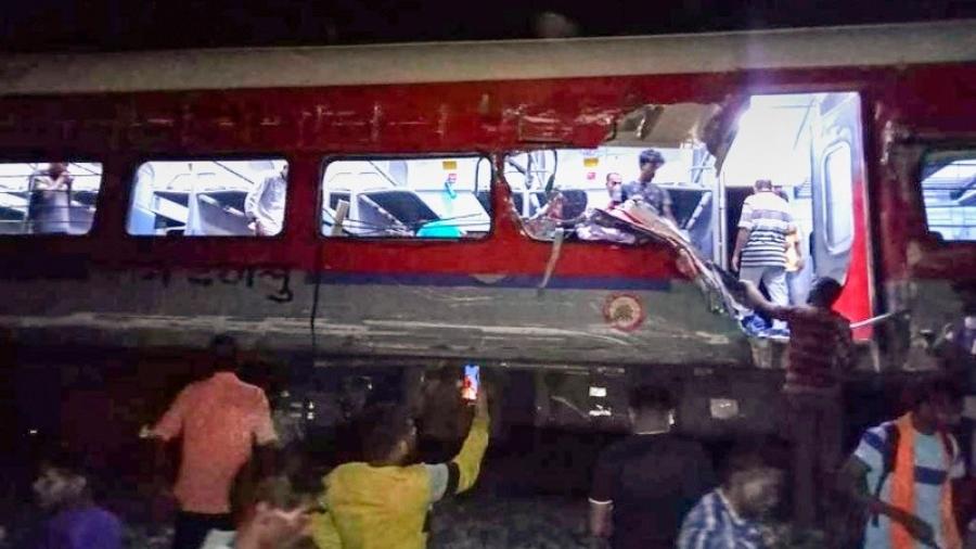 Sube a 261 los muertos por choque de trenes en el este de la India
