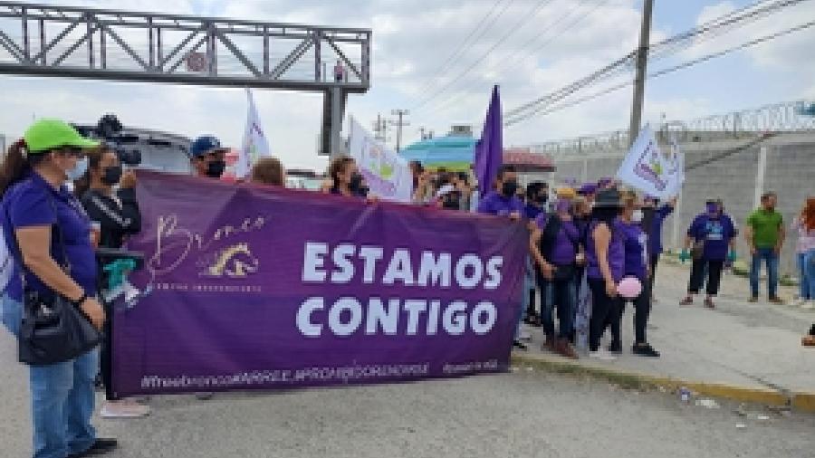 Simpatizantes de Bronco se manifiestan frente a penal de Apodaca