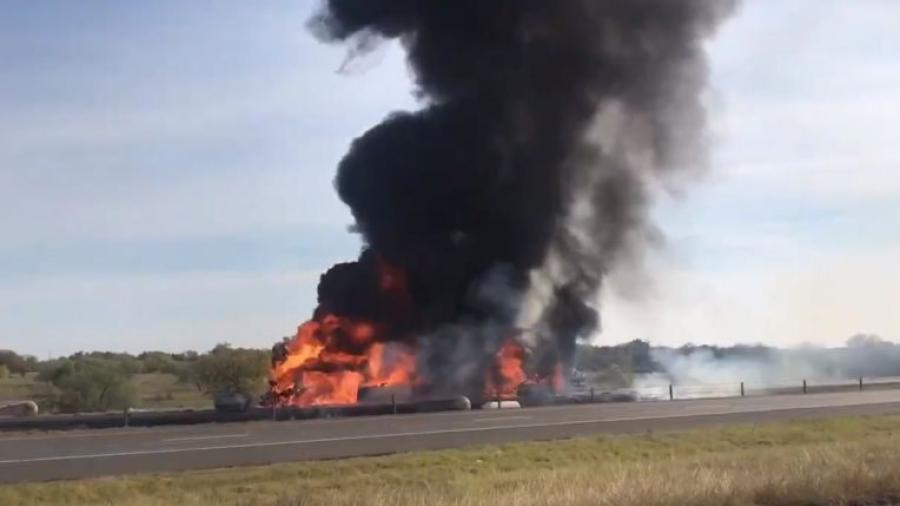 Accidente vehicular en Denton termina en explosión 