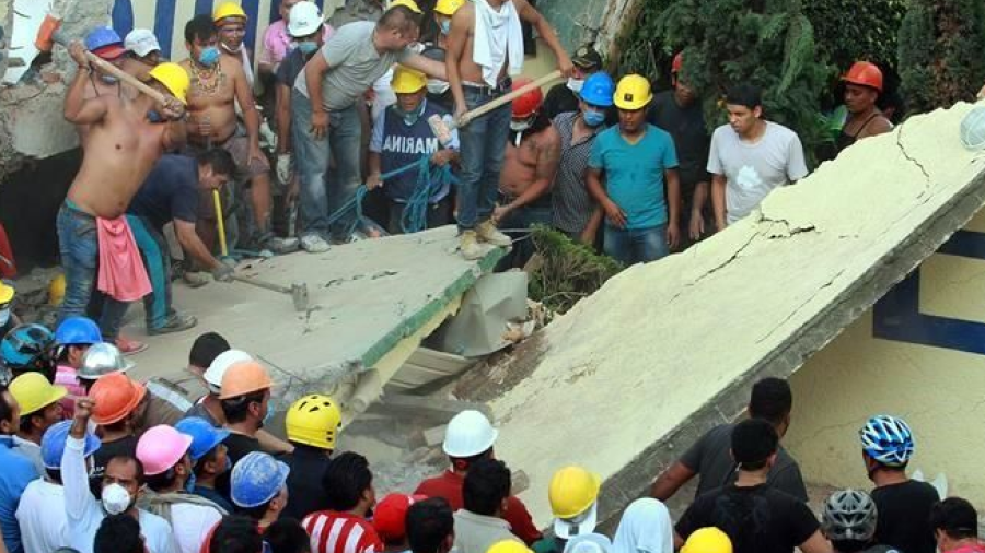 Rescatan a Frida Sofia de escombros del colegio Enrique R&eacute;bsamen