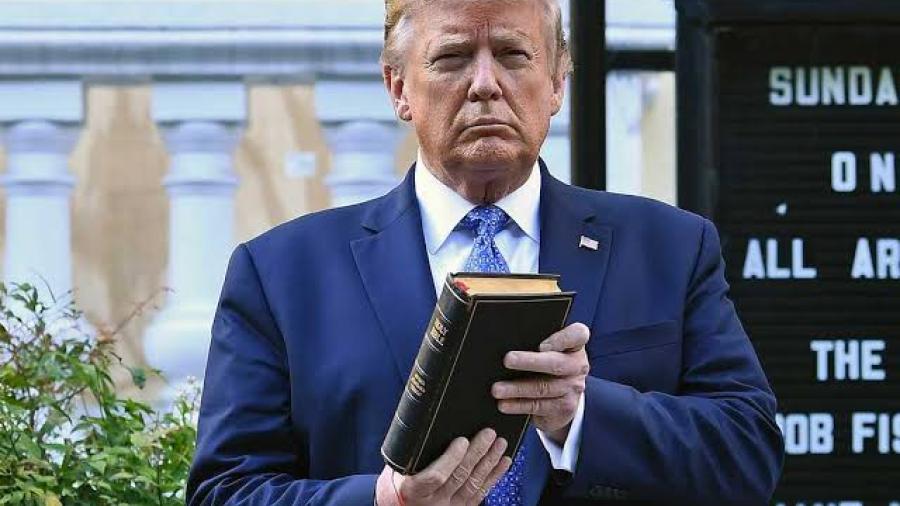 Donald Trump lanza su propia biblia