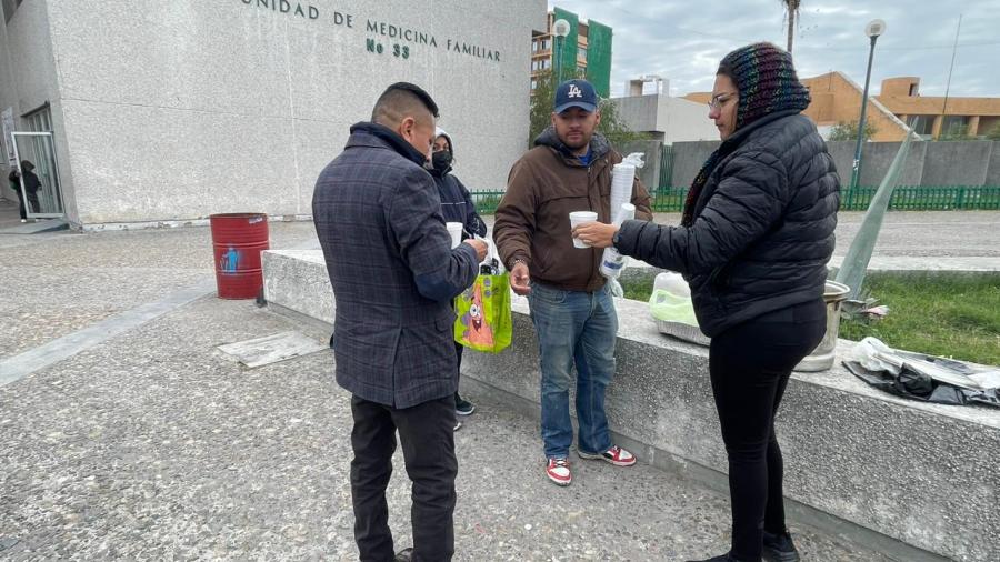 Reparten pan y bebida caliente en hospital del IMSS