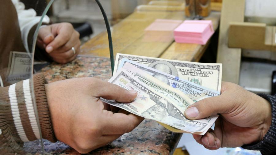 Dólar cierra jornada en 19.15 pesos a la venta en bancos
