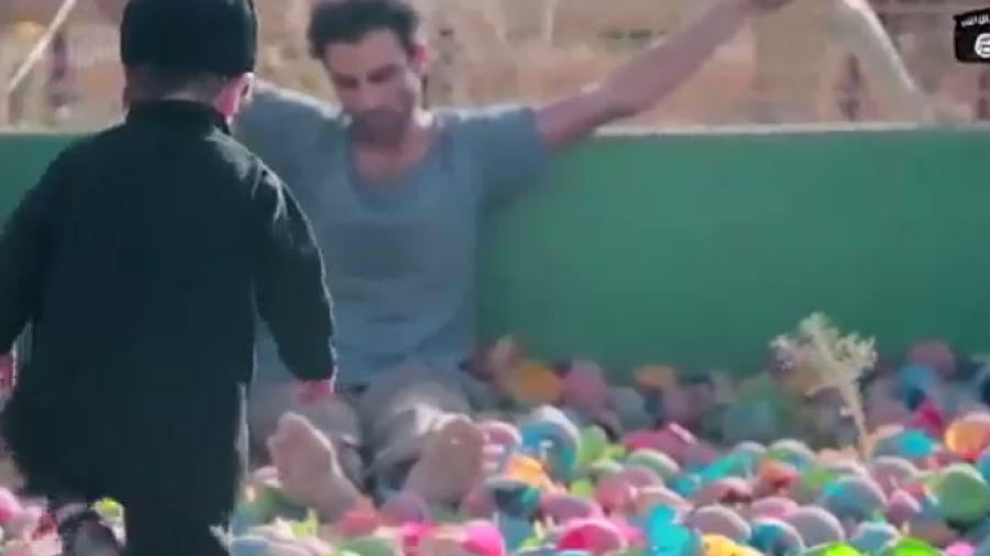 Difunde EI video de niño asesinando a supuesto espía kurdo