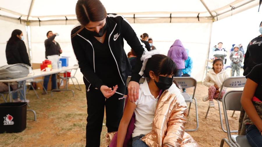 Vacunan a familias de la colonia Blanca Navidad contra el COVID-19 