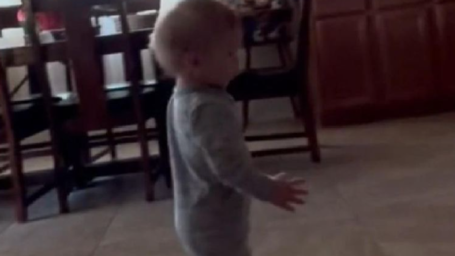 Bebé baila al ritmo de "La Chona" y se vuelve viral