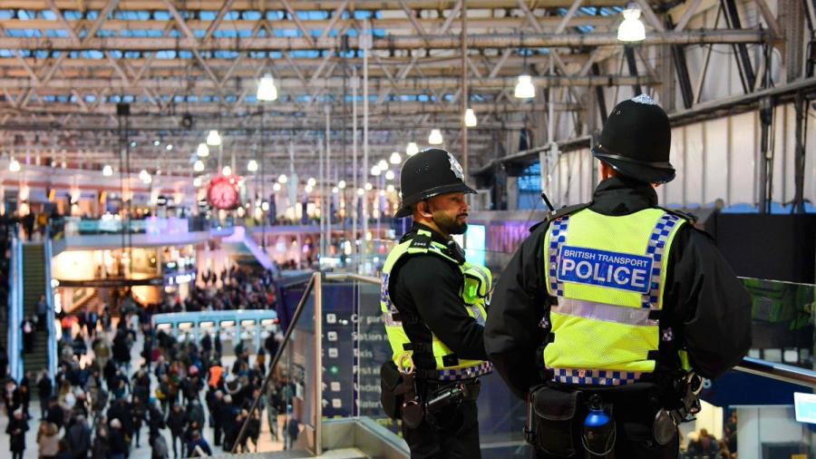 Hallan paquetes explosivos en Heathrow, London City y Waterloo