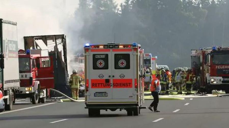 Mueren 18 tras choque de autobús y camión en Alemania