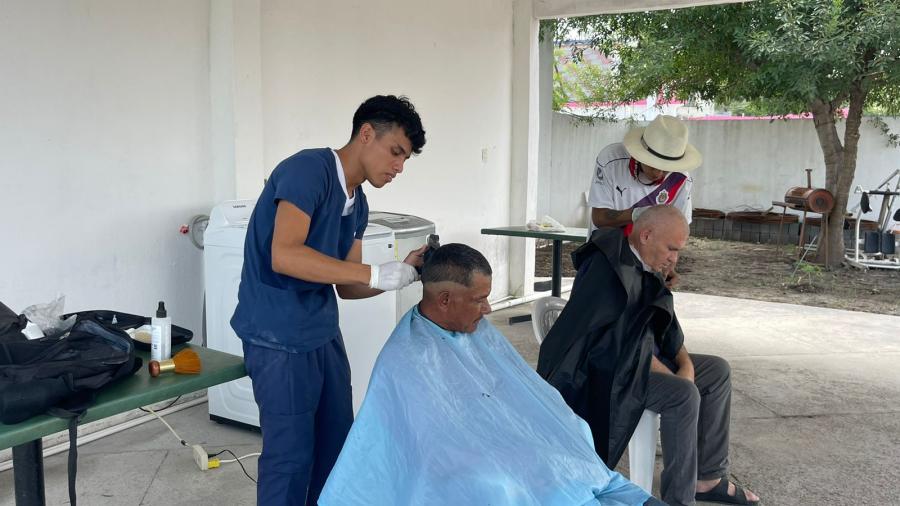 Indigentes reciben apoyo con cortes de pelo, ropa y alimento
