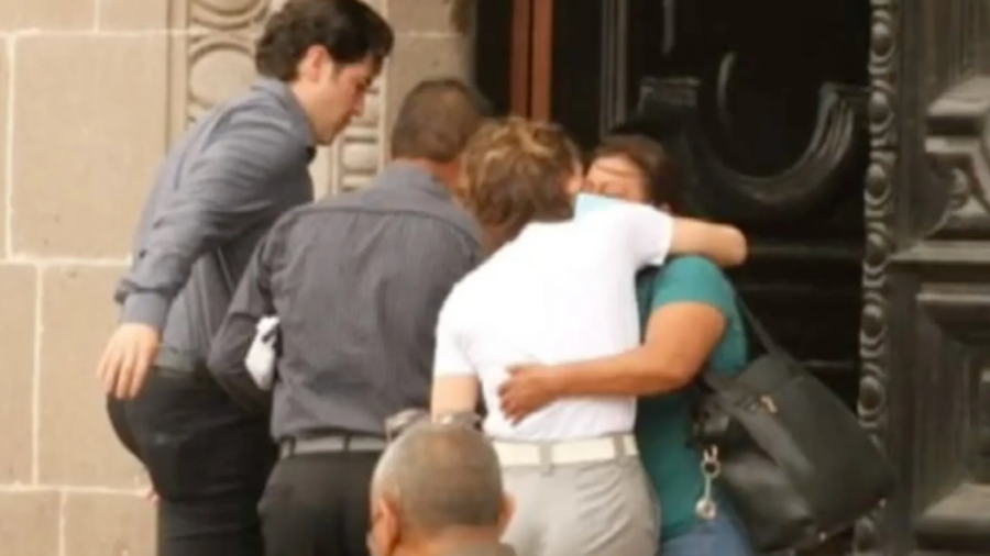 Se reúne Samuel García con padres de Debanhi Escobar 