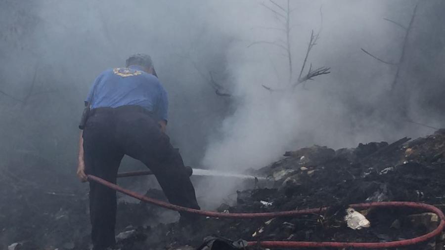 Incendio en basurero clandestino apunto de propagarse a viviendas