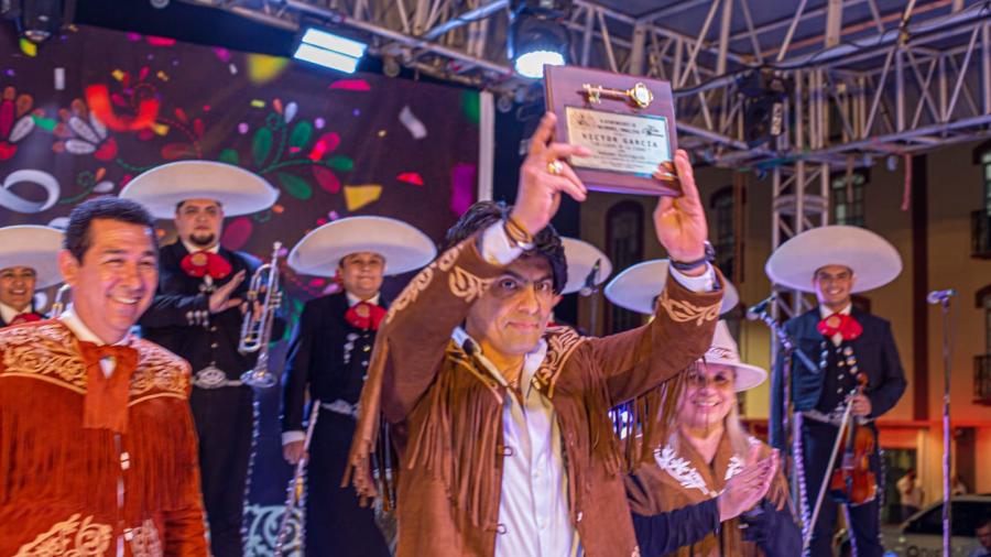 Conquista Víctor García, corazón de matamorenses;  alcalde Mario López le entrega llaves de la ciudad