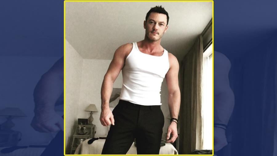 Luke Evans presume su marcado abdomen