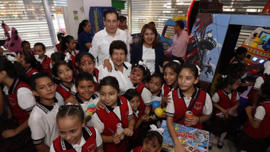 Alcaldesa de Tampico convive con niños del cuadro de honor en Recorcholis