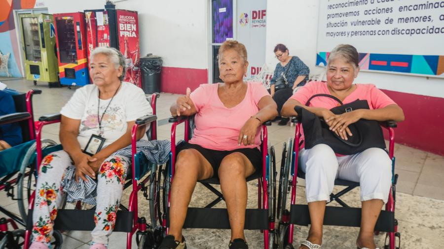 Gobierno Municipal de Carlos Peña Ortiz entrega 15 sillas de ruedas