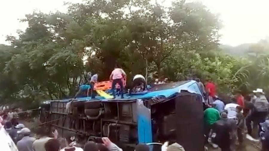 Mueren nueve peregrinos tras volcadura de camión en Chiapas