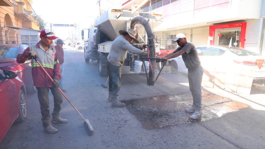 Mantiene servicios públicos campaña permanente de bacheo en todos los sectores de la ciudad