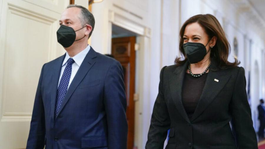Doug Emhoff, esposo de Kamala Harris, da positivo a Covid-19