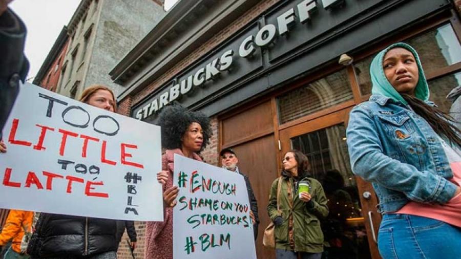 Starbucks cerrará 8 mil tiendas  para educar a empleados sobre sesgo racial