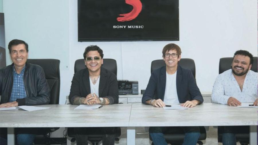 Christian Nodal firma con Sony Music