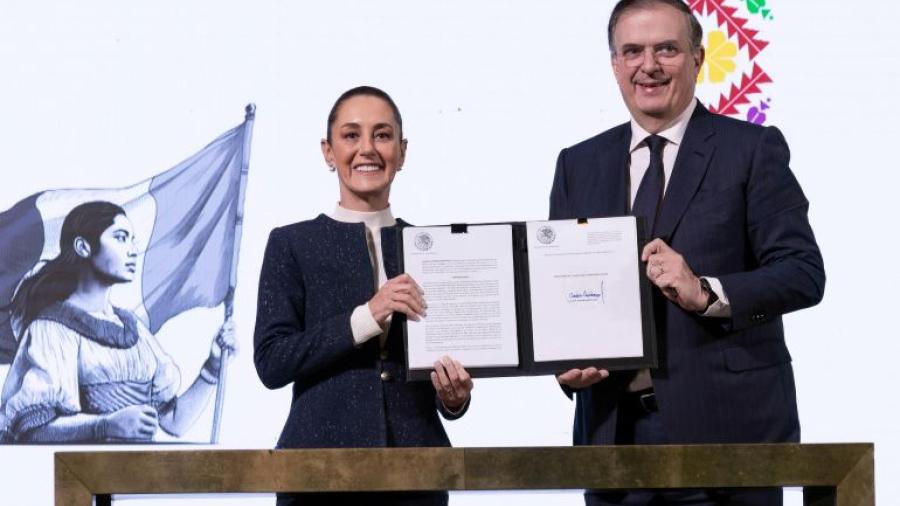 Firma Sheinbaum decreto para proteger la industria textil