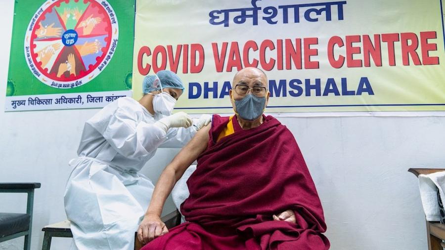 Dalai Lama recibe la vacuna contra el COVID-19