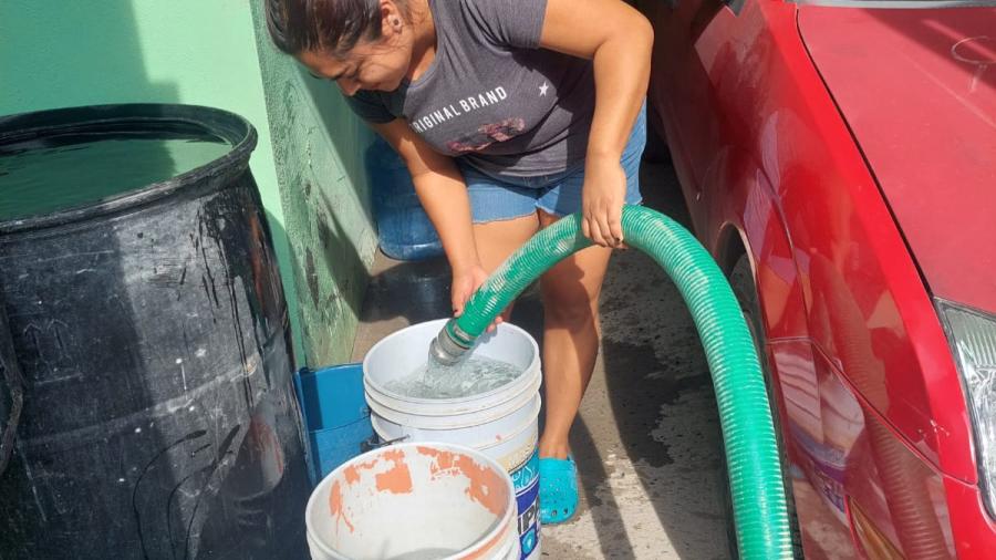 Repartió COMAPA agua potable por medio de pipas en diferentes sectores