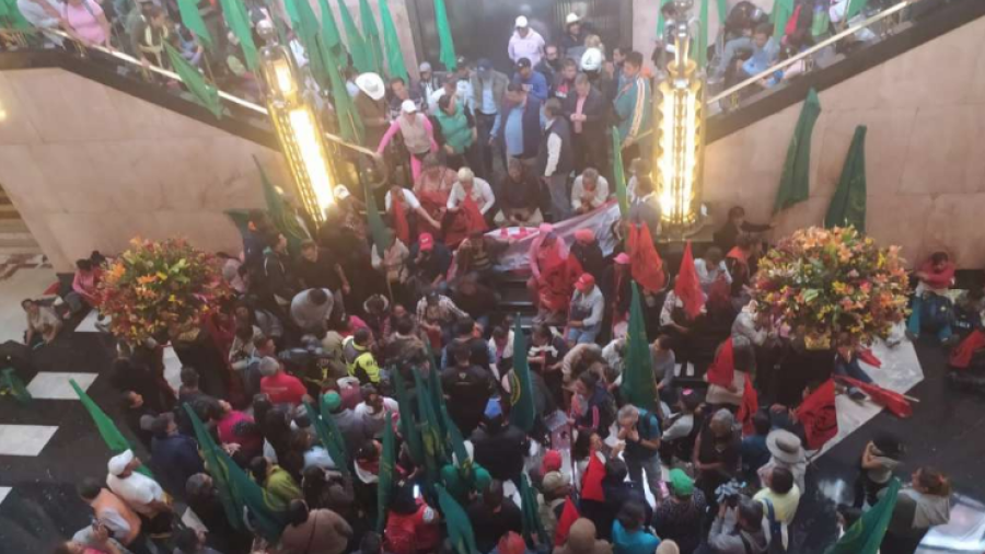 Zapatistas protestan en Bellas Artes por “La Revolución”