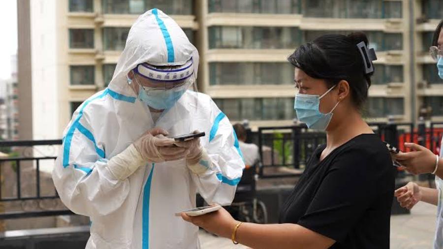 China sufre repunte de contagios de COVID-19: cierra escuelas