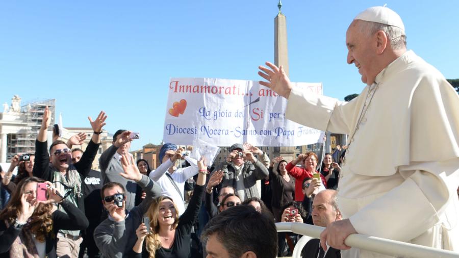 Papa Francisco llega al cuarto año con alta popularidad y críticas