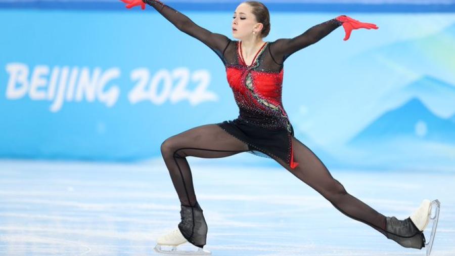 Kamila Valieva hace espectacular salto cuádruple y le da el oro a Rusia