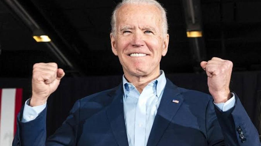 Joe Biden firma decreto para aumentar salario mínimo federal