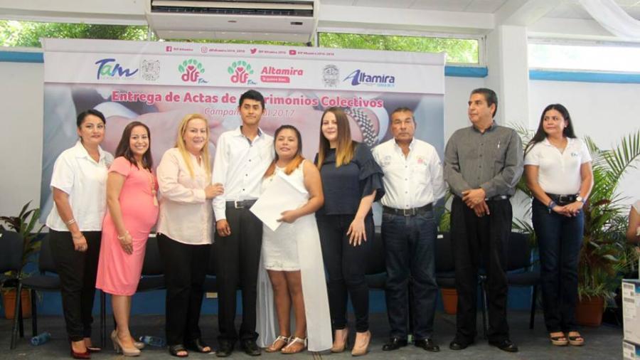 Realizan "Entrega de actas de matrimonios colectivos”