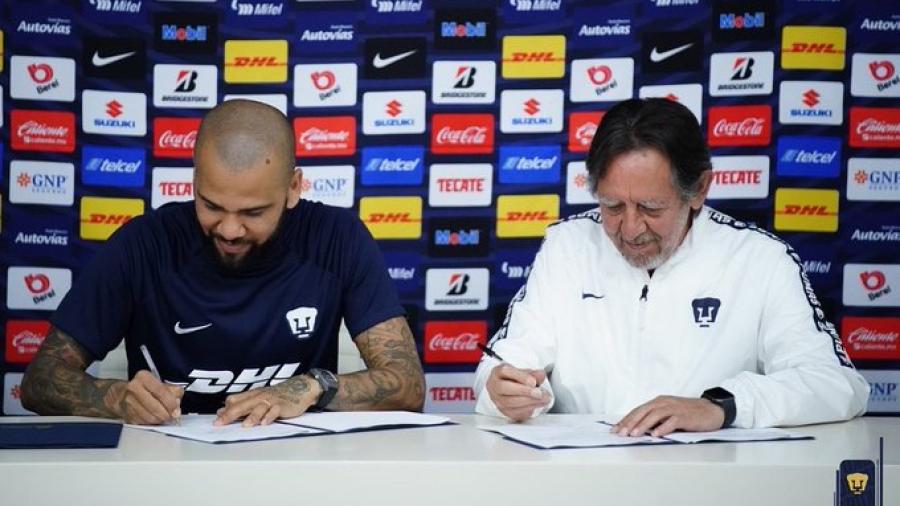 Dani Alves firma contrato y es presentado como nuevo jugador de Pumas