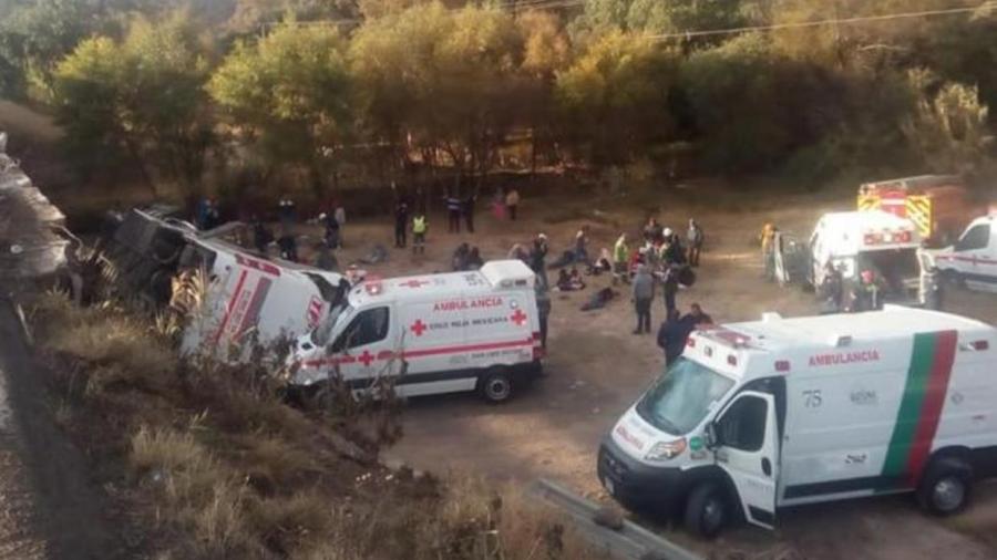Al menos nueve muertos y 35 lesionados por volcadura de autobús en SLP
