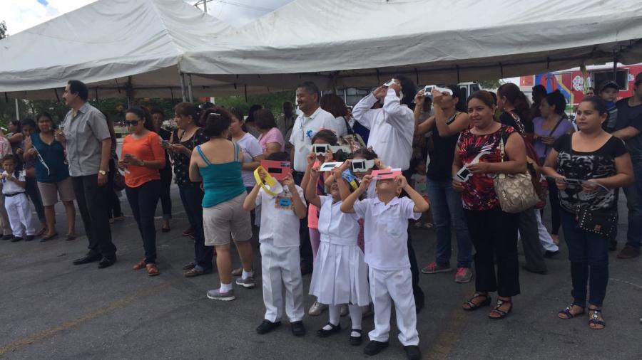 Alumnos de primaria disfrutan del eclipse solar