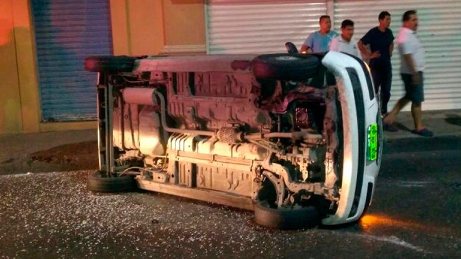Vuelca taxi en Tampico