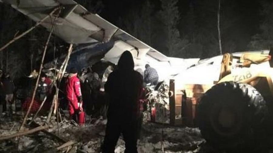 Avión con 25 personas a bordo se estrella en Canadá